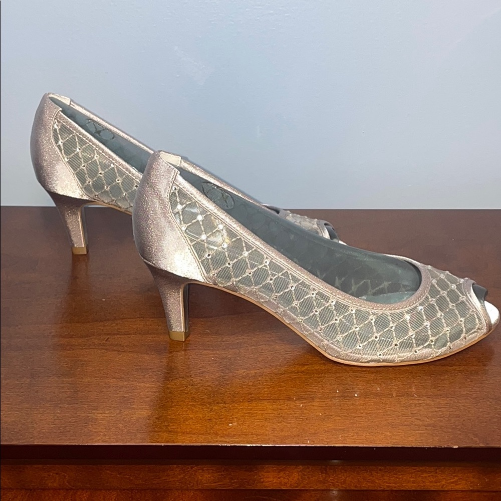 Adrianna Papell NIB Silver Peep-Toe Kitten Heels Women's Shoes Size 6 - Picture 4 of 5